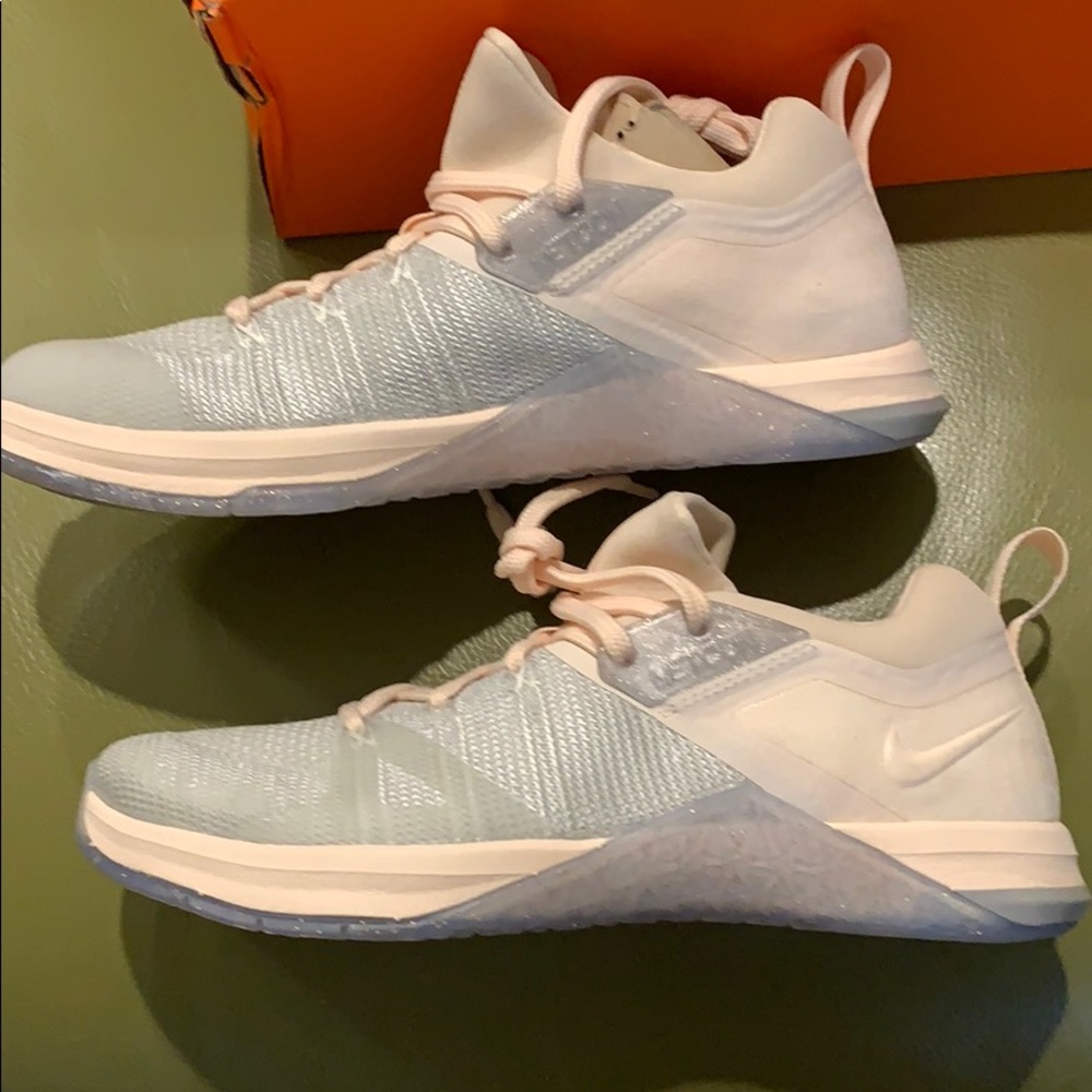 W NIKE METCON FLYKNIT 3 MTLC mate silver/guava ice